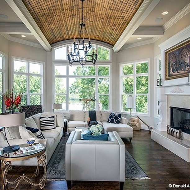 Great room of the Monarch Manor 5040.