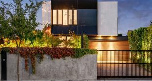 This ultra-modern Cubist façade radiates modern design with its concrete façade.