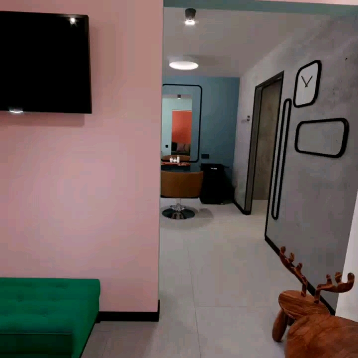 2 panoramas of a beauty salon
The designer
,
,
,