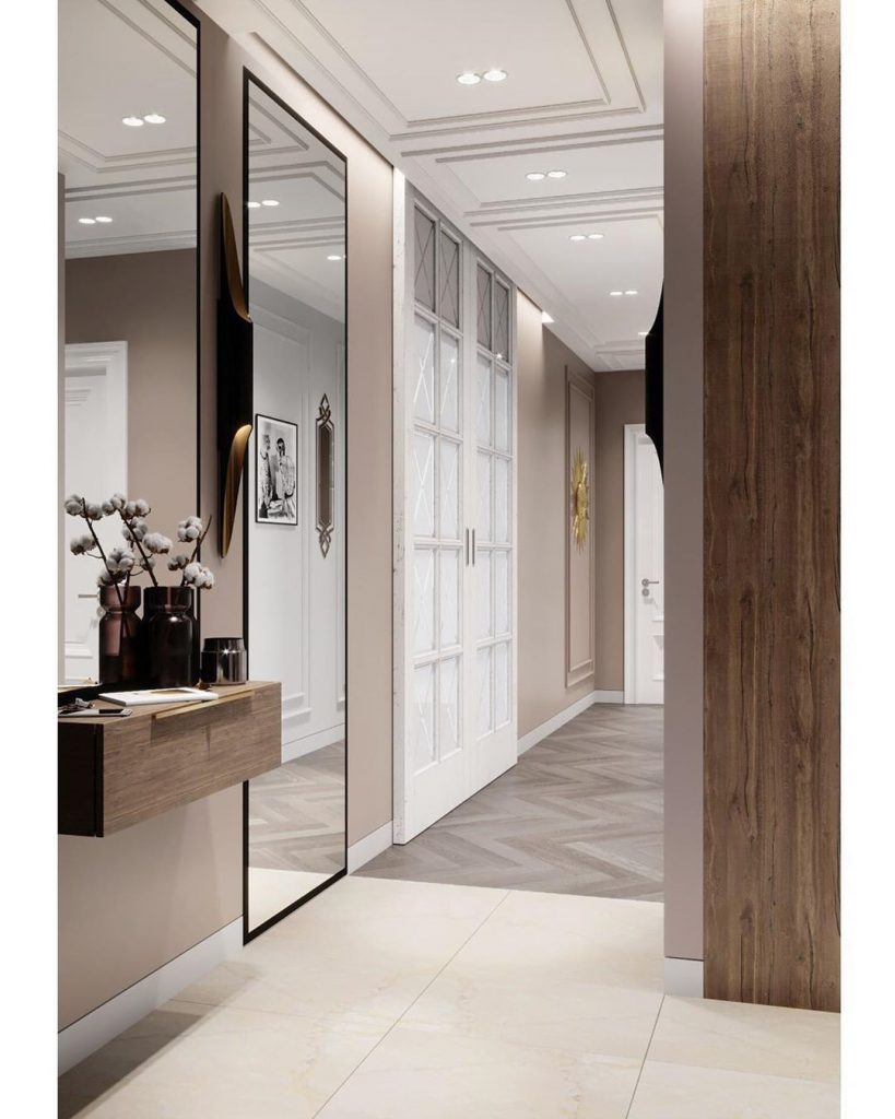 Corridor - the face of the house and according to the owner. Thanks to warm tones and pa
